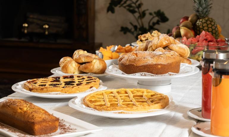 Buffet di dolci e frutta, un'esplosione di colori e profumi invitanti.